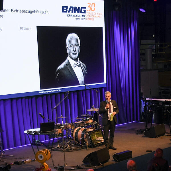 Bild vergr&ouml;&szlig;ern: Landrat Rolf Keil spricht auf der Festveranstaltung 30 Jahre Bang Kransysteme ein Gru�wort.
