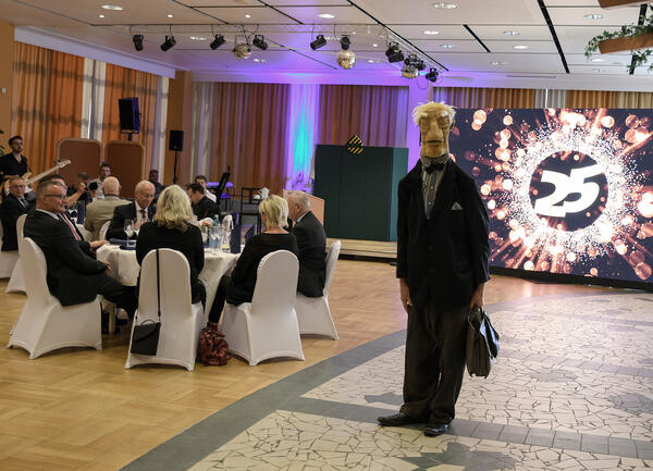 Bild vergr&ouml;&szlig;ern: �berraschungsg�ste sorgten zur Jubil�umsveranstaltung 25 Jahre IFA Hotel & Ferienpark f�r Stimmung.