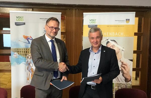 Bild vergr&ouml;&szlig;ern: Landrat Rolf Keil (rechts)  und Reichenbachs Oberb&uuml;rgermeister Raphael K&uuml;rzinger (links)  unterzeichneten einen Vertrag zum Einbau eines Fahrstuhls in das Neuberinhaus.