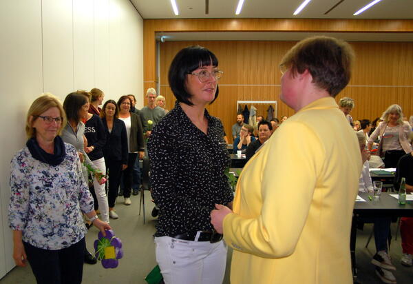 Bild vergr&ouml;&szlig;ern: Silke Schwabe (rechts) wurde im Rahmen der 12. Pflegenetzwerkonferenz des Vogtlandkreies verabschidet.