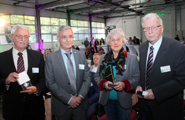 Bild vergr&ouml;&szlig;ern: Landrat Rolf Keil (2.von links) &uuml;berreicht den ZVV-Mitbegr&uuml;ndern Karlheinz Meinel (links), Brigitte Wunderlich und Peter D&ouml;rfelt eine Erinnerungsmedaille. Foto: Brand-Aktuell