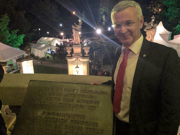 Bild vergr&ouml;&szlig;ern: Landrat Rolf Keil auf dem Balkon der Deutschen Botschaft in Prag