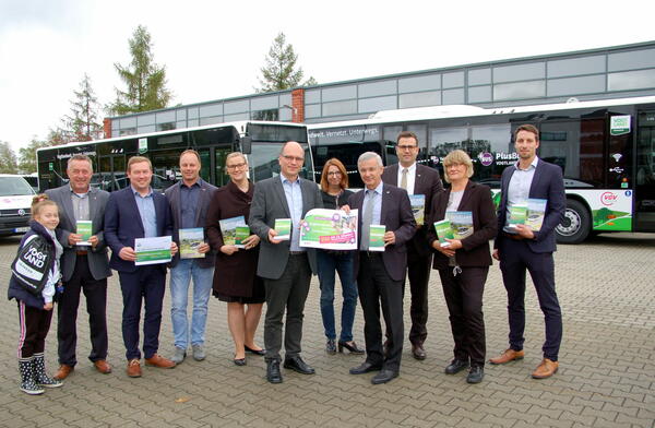 Bild vergr&ouml;&szlig;ern: Rolf Keil (4. von rechts) und Thomas Schwui (6. von rechts) laden zur kostenlosen Fahrt mit Bus, Bahn und Tram zum Start des &raquo;Vogtlandnetzes 2019+&laquo; ein.