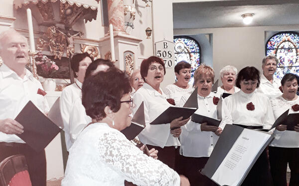 Bild vergr&ouml;&szlig;ern: Beim S&auml;ngertreffen in der Rundkirche Klingenthal stellte auch der Seniorenchor Karlovy Vary sein K&ouml;nnen unter Beweis.