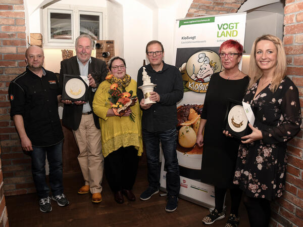 Bild vergr&ouml;&szlig;ern: Familie Fischer vom Landgasthof Wetzdorf  (Mitte) hat den Klo&szlig;vogt 2019 gewonnen. Den zweiten Platz vergibt die Jury nach Bad Elster an Horst-J&uuml;rgen Engel vom &raquo;Sachsenhof-St&uuml;berl&laquo;(links) und den dritten Platz beim &raquo;Klo&szlig;vogt 2019&laquo; hat die Traditionsgastst&auml;tte &raquo;Malek's Caf&eacute; Daheim&laquo; aus Rotschau bei Reichenbach (rechts)  erkocht.