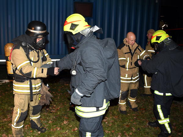 Bild vergr&ouml;&szlig;ern: Hei&szlig;ausbildung bei der Feuerwehr. Einsatzkr&auml;fte bei der Vorbereitung.