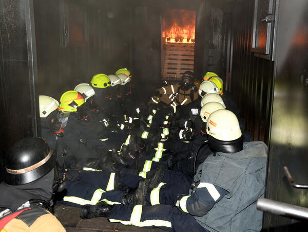 Bild vergr&ouml;&szlig;ern: Hei�ausbildung bei der Feuerwehr. Einsatzkr�fte im Feuercontainer.