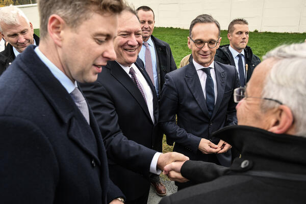 Bild vergr&ouml;&szlig;ern: US-Au�enminister Mike Pompeo begr��t Landrat Rolf Keil.  Fotos: Karsten Kramer