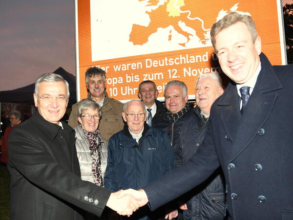 Bild vergr&ouml;&szlig;ern: Landrat Rolf Keil (links) und sein Hofer Amtskollege Oliver B�r (rechts) reichten sich im Beisein vieler Zeitzeugen von einst die Hand.