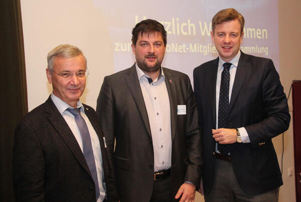 Bild vergr&ouml;&szlig;ern: Martin Hurajcik (Mitte) erh&auml;lt Gl&uuml;ckw&uuml;nsche von Rolf Keil (links) und Dr. Oliver B&auml;r zur Wahl als stellvertretender EgroNet-Vorsitzender. Foto: Brand-Aktuell