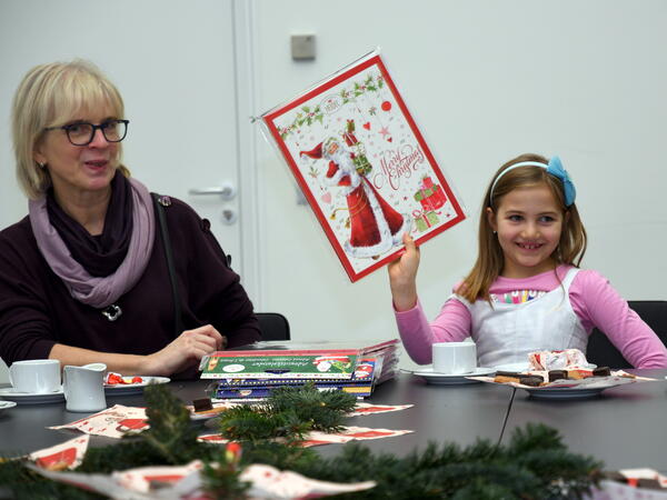 Bild vergr&ouml;&szlig;ern: Einen Adventskalender als Geschenk.