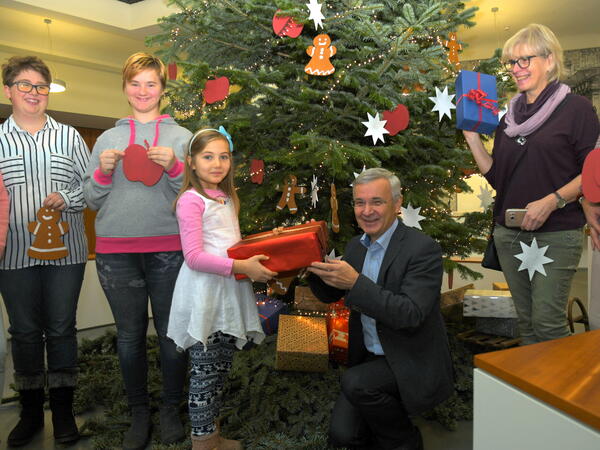 Bild vergr&ouml;&szlig;ern: Weihnachtsbaum schm�cken mit der Golle-Schule Syrau