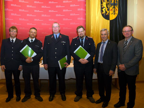 Bild vergr&ouml;&szlig;ern: Landrat Rolf Keil (2 von rechts) Sachgebietsleiter  Brand- und Katastrophenschutz Ingo Gla&szlig; (rechts) und Kreisbrandmeister Gerd P&uuml;rzel (links) ehrten die Einsatzeinheiten.