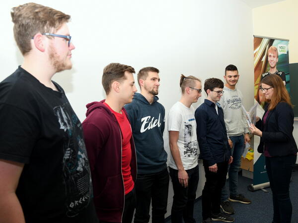 Bild vergr&ouml;&szlig;ern: Als bestes Team schnitt  das Team 1 mit Mitspielern aus den Unternehmen Sparkasse Vogtland, Mahle und Goethegymnasium ab. Sabine Gottfried, Sachbearbeiterin Wirtschaft / Bildung / Innovation (rechts)  &uuml;berreichte die Urkunden.