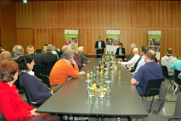 Bild vergr&ouml;&szlig;ern: Landrat Rolf Keil (stehend) und der Pr&auml;sident des Kreissoprtbundes Steffen  Fugmann (sitzend) ehrten 30 Sportfunktion&auml;re und &Uuml;bungsleiter.