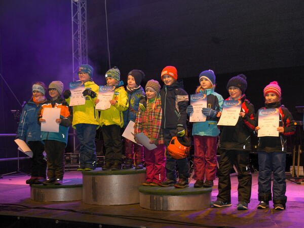 Bild vergr&ouml;&szlig;ern: Die Sieger im Mini-Skifliegen auf dem Marktplatz in Klingenthal.