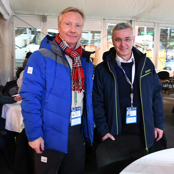 Bild vergr&ouml;&szlig;ern: Landrat Rolf Keil (rechts) verabschiedet den FIS-Renndirektor Walter Hofer (links).