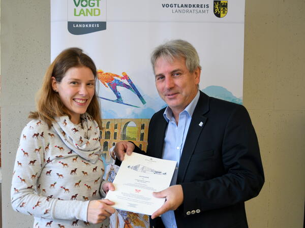 Bild vergr&ouml;&szlig;ern: Der Sachgebietsleiter &Ouml;ffentlichkeitsarbeit/Marketing Uwe Heinl &uuml;bergab den Hauptpreis an Sandra Hollenbach-Grasse aus Plauen.