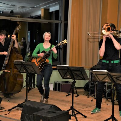 Bild vergr&ouml;&szlig;ern: Auf diesem Bild ist die vogtl&auml;ndische Band Brezel Brass abgebildet, die auf der B&uuml;hne mit Gitarre und Trompete f&uuml;r gute Stimmung sorgt.