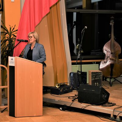 Bild vergr&ouml;&szlig;ern: Auf diesem Bild steht die s&auml;chsische Staatsministerin f&uuml;r Wissenschaft, Kultur und Tourismus Barbara Klepsch an einem Rednerpult und begr&uuml;&szlig;t die G&auml;ste.
