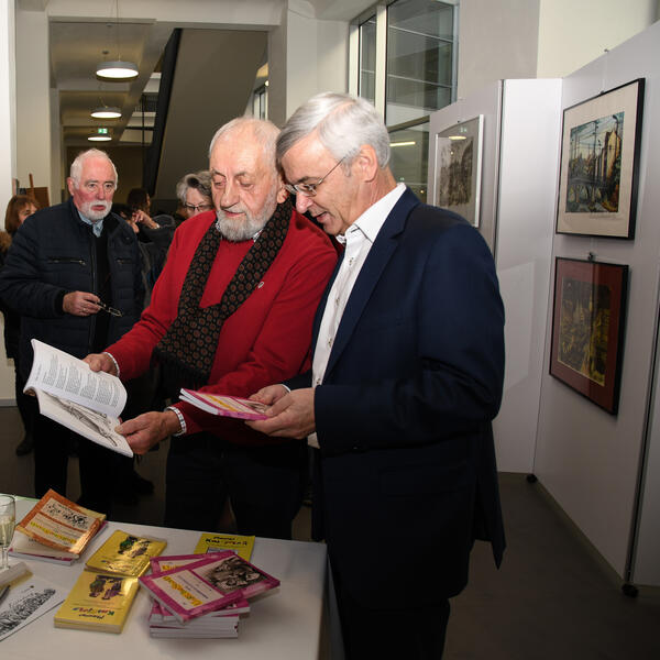 Bild vergr&ouml;&szlig;ern: Eines seiner neu erschienenen B�cher signierte er f�r Landrat Rolf Keil.