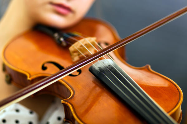 Bild vergr&ouml;&szlig;ern: Geigerin beim spielen auf ihrem Instrument.