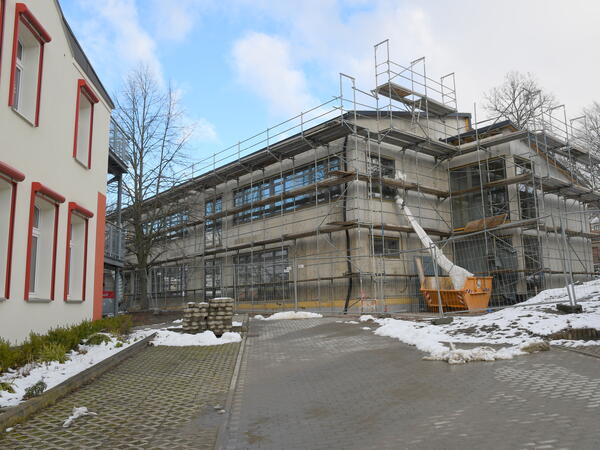 Bild vergr&ouml;&szlig;ern: Links der Altbau und rechts daneben der Neubau der Parkschule Auerbach.