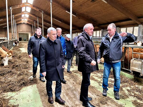 Bild vergr&ouml;&szlig;ern: Landrat Rolf Keil und Dr. Peter Jahr besichtigen gemeinsam mit den Gesch&auml;ftsf&uuml;hrern Jan und Tino Wunderlich, den Stall der Agrargenossenschaft Oberes Vogtland eG in Adorf.
