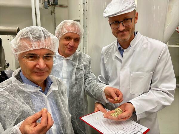 Bild vergr&ouml;&szlig;ern: Auf dem Bild sehen Sie Landrat Rolf Keil, den Europaabgeordneten Dr. Peter Jahr und Christopher Rubin, den Gesch&auml;ftsf&uuml;hrer der Rubin-M&uuml;hle in Oberlosa. Die drei zeigen die frisch produzierten Haferflocken.