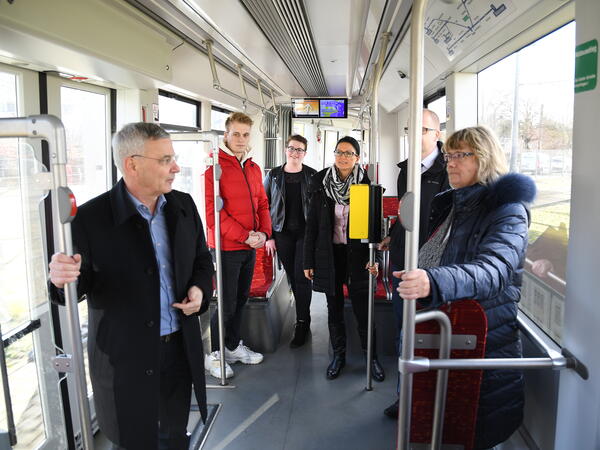 Bild vergr&ouml;&szlig;ern: Landrat Rolf Keil lud in der neugestalteten Stra�enbahn zum Pressegespr�ch.