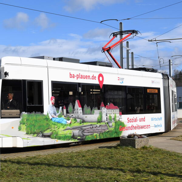 Bild vergr&ouml;&szlig;ern: Die neue Stra�enbahn  mit Werbung f�r die Berufsakademie Plauen.