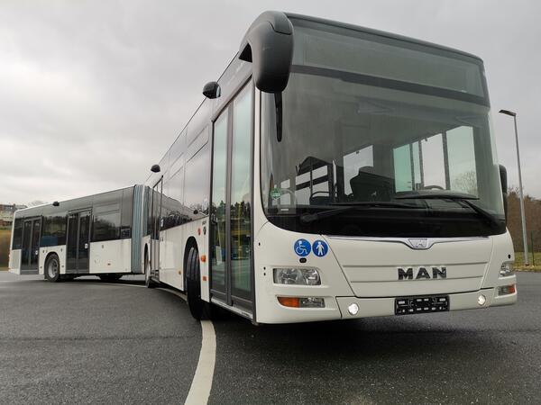 Bild vergr&ouml;&szlig;ern: Der 18 Meter lange, wei�e, gebrauchte Gelenkbus steht bereits am Leuchtsm�hlenweg bei MAN in Plauen.