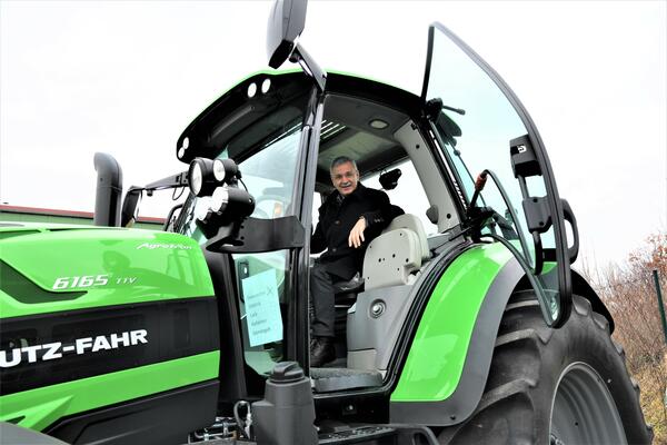 Bild vergr&ouml;&szlig;ern: Landrat Rolf Keil in einem gro�en gr�nen Traktor, zu Besuch im Mechelgr�ner Technik Zentrum.