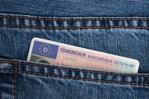Bild vergr&ouml;&szlig;ern: Abgebildet ist ein Ausschnitt der Tasche einer Jeanshose, aus der der obere Teil eines F&uuml;hrerschein herausschaut.