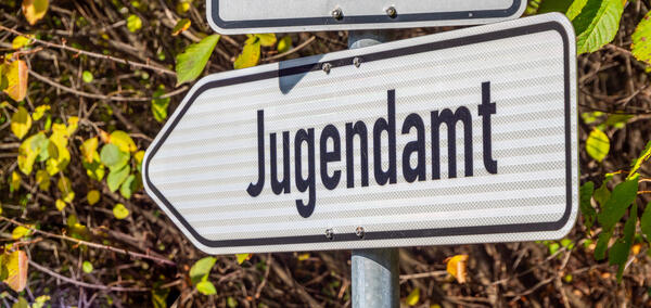 Bild vergr&ouml;&szlig;ern: Dargestellt ist ein Verkehrsschild in Form eines Pfeils zu sehen mit der Aufschrift Jugendamt.