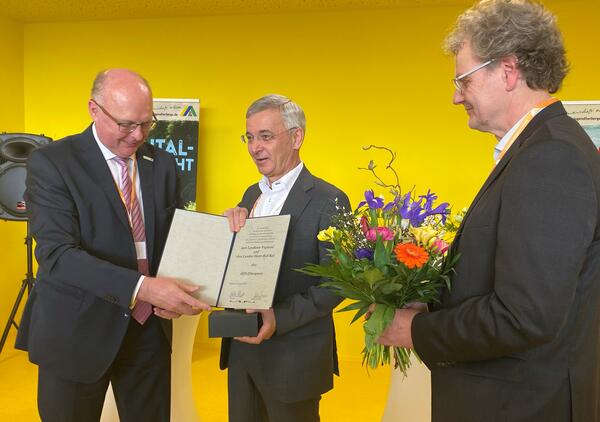 Bild vergr&ouml;&szlig;ern: Landrat Rolf Keil erhielt f�r sein Engagement zum Enstehen der neuen Jugendherberge den Ehrenpreis des Deutschen Jugendherbergswerks. Ausgezeichnet wurde er von DJH-Pr�sident Dr. G�nther Schneider und Thomas Mauersberger, Gesch�ftsf�hrer des DJH-Landesverbandes Sachsen