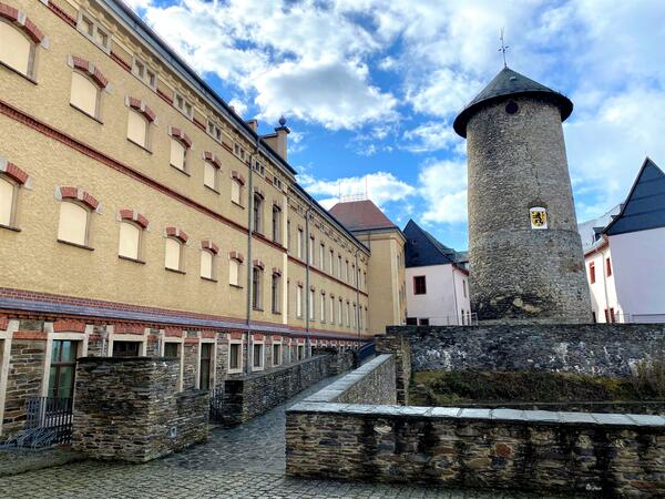 Bild vergr&ouml;&szlig;ern: Die Au�enansicht des historischen Archivs auf Schloss Voigtsberg in Oelsnitz.