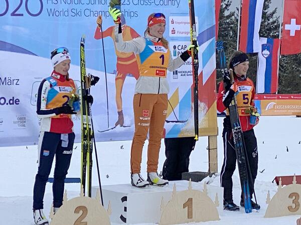 Bild vergr&ouml;&szlig;ern: Jenny Nowak holte die Goldmedaille im Einzelwettbewerb der  Nordischen Kombinationbei den Juniorenweltmeisterschaften 2020.