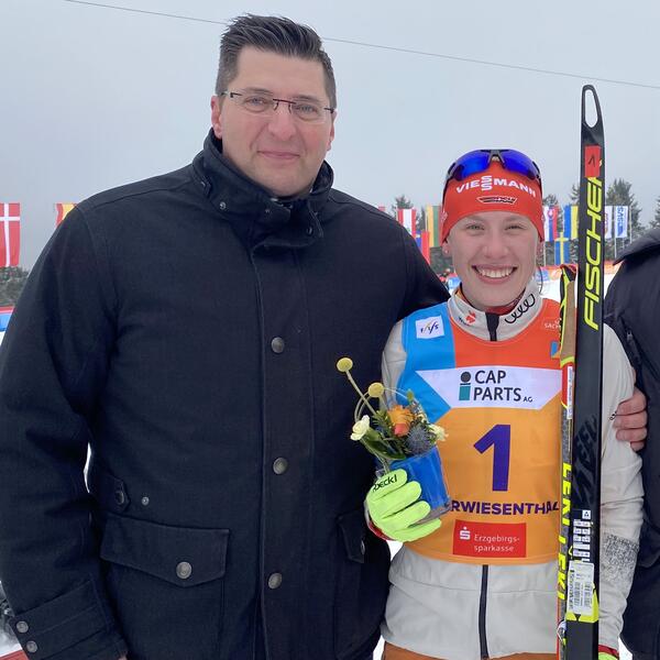 Bild vergr&ouml;&szlig;ern: Klingenthals OB Thomas Hennig gratuliert Jenny Nowak zur Goldmedaille