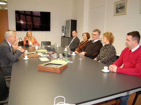 Bild vergr&ouml;&szlig;ern: Gespr&auml;ch mit der polnischen Delegation  bei Landrat Rolf Keil.