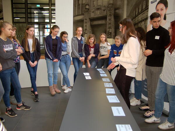 Bild vergr&ouml;&szlig;ern: Gefordert waren die Sch�ler bei einer kleinen Aufgabe, die die Auszubildenden der Landkreisverwaltung vorbereitet hatten.