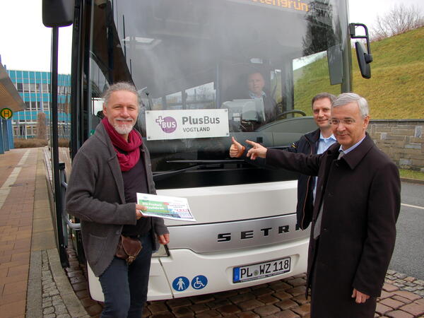 Bild vergr&ouml;&szlig;ern: Landrat Rolf Keil, �PNV Gesch�ftsf�hrer Michael Barth und Mario Goldstein werben gemeinsam f�r die Nutzung von Bus und Bahn im Vogtland und zum Festival, wo in den Eintrittskarten An- und Abreise kostenfrei includiert ist.