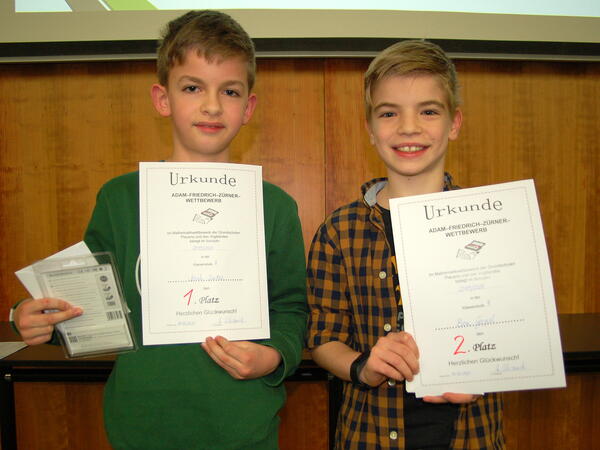 Bild vergr&ouml;&szlig;ern: Noah Dietze (links) belegte in der Klassenstufe 4 einen 1. Platz. Ben Geipel (rechts) belegte in der gleichen Klassenstufe einen 2. Platz.