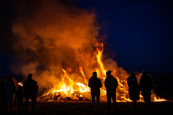 Bild vergr&ouml;&szlig;ern: Menschen stehen vor einem Hexenfeuer zur Walpurgisnacht am 30.04.