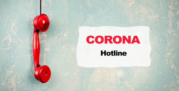 Bild vergr&ouml;&szlig;ern: Das ist ein roter Telefonh�rer neben dem Schriftzug "Corona Hotline"