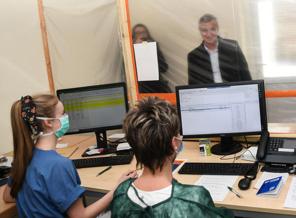 Bild vergr&ouml;&szlig;ern: Landrat Rolf Keil am Empfang der Corona-Portalpraxis im Helios Vogtland-Klinikum.