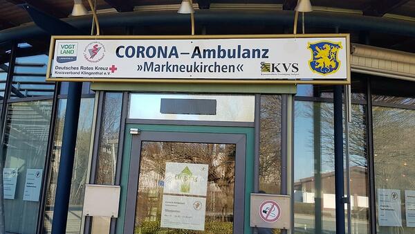 Bild vergr&ouml;&szlig;ern: Dieses Bild zeigt den Eingang der vierten Corona-Portalpraxis im Vogtlandkreis, der Corona-Ambulanz in der Musikhalle in Markneukirchen.