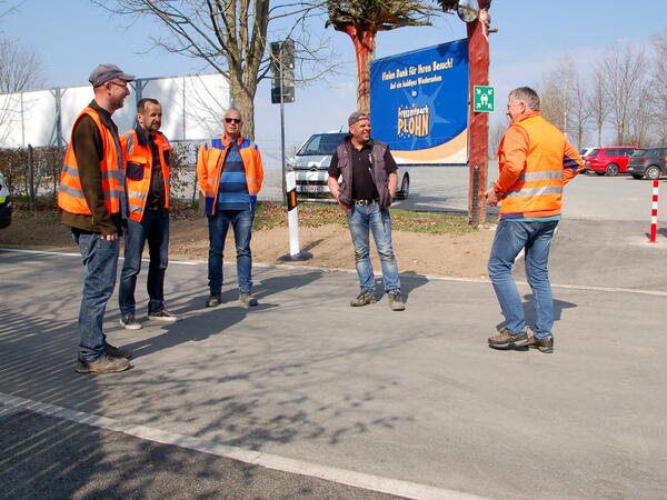 Bild vergr&ouml;&szlig;ern: Der Amtsleiter f&uuml;r Stra&szlig;enunterhalt und Instandsetzung der Landkreisverwaltung Dietmar Rentzsch (2.von links), der Stra&szlig;enmeister Bodo Grunwald (rechts) , Verantwortliche des bauausf&uuml;hrenden Betriebs  Hoch- und Tiefbau Reichenbach  bei der Vorbereitung der Verkehrsfreigabe.