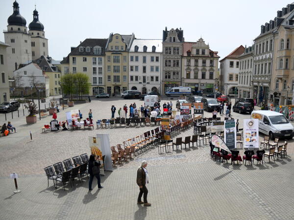 Bild vergr&ouml;&szlig;ern: Gute 30 vogtl&auml;ndische Gastronomen hatten auf dem Altmarkt in Plauen leere St&uuml;hle aufgereiht, um auf ihre Lage aufmerksam zu machen.