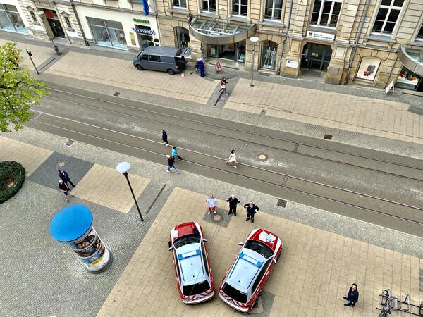 Bild vergr&ouml;&szlig;ern: Zu sehen ist der Bereich vor dem Landratsamt in Plauen von oben. Davor stehen zwei Autos des Brand- und Katastrophenschutzes Schutz-Autos zu einem V aufgestellt.